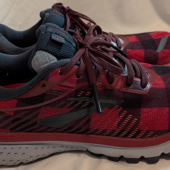 Brooks buffalo red plaid 12 ghost shoes, size 6.5 - Picture 6 of 10